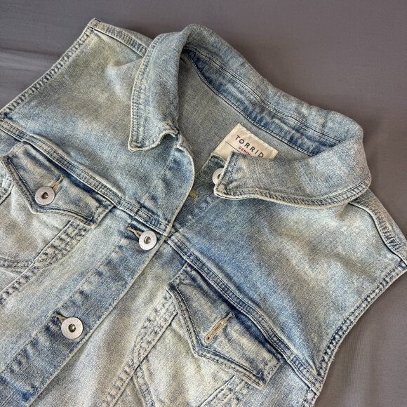 Torrid Light Wash Denim Vest Women's 3X Blue Jean Casual Preppy Y2K Button Up - Picture 1 of 9